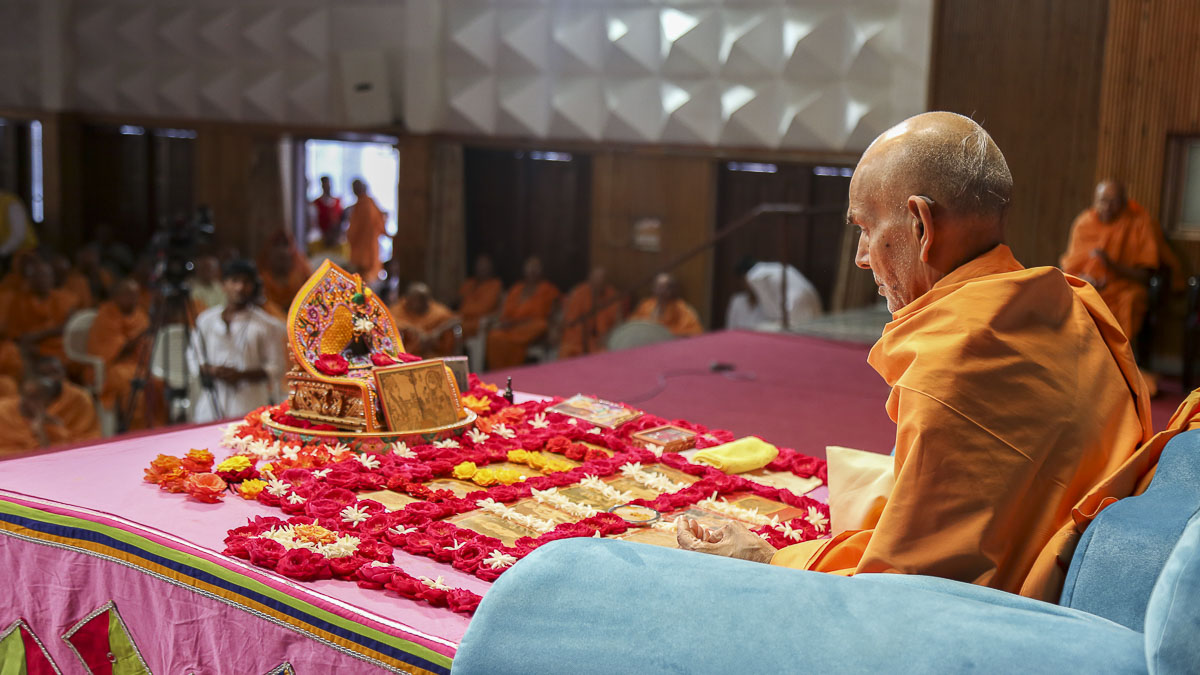 Param Pujya Mahant Swami performs his morning puja, 18 Oct 2016