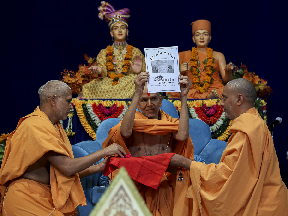 Param Pujya Mahant Swami sanctifies the Bal Parayan report, 18 Oct 2016