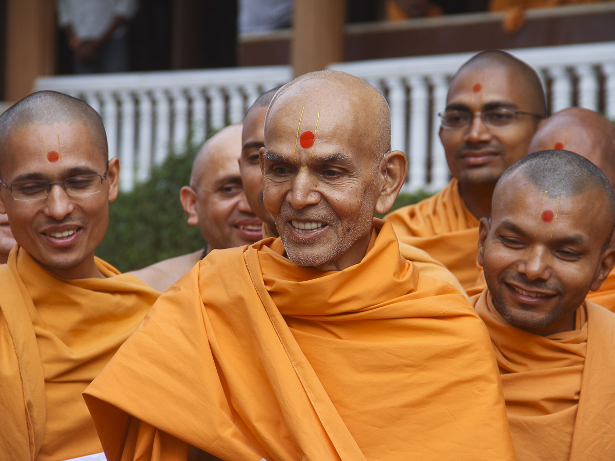 Param Pujya Mahant Swami in a divine, jovial mood, 18 Oct 2016