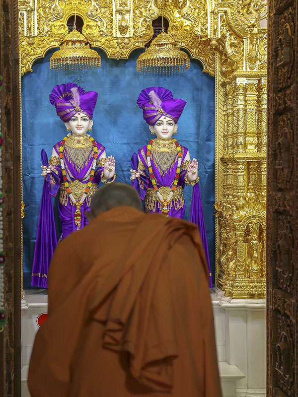 Param Pujya Mahant Swami engrossed in darshan of Thakorji 