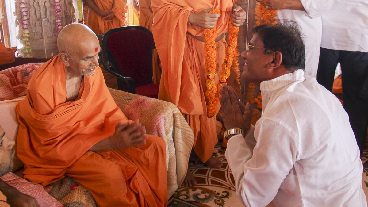 Param Pujya Mahant Swami blesses a devotee