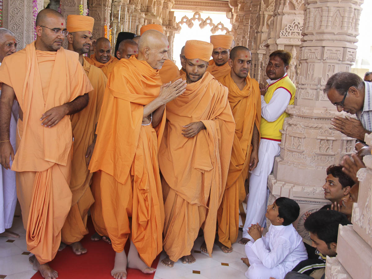 Param Pujya Mahant Swami in the mandir pradakshina