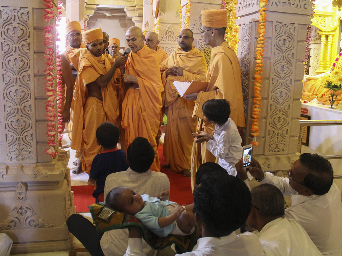 Param Pujya Mahant Swami gives vartman to devotees