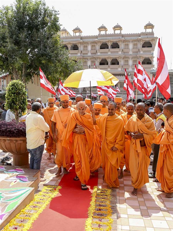 Param Pujya Mahant Swami greets devotees with 'Jai Swaminarayan' 