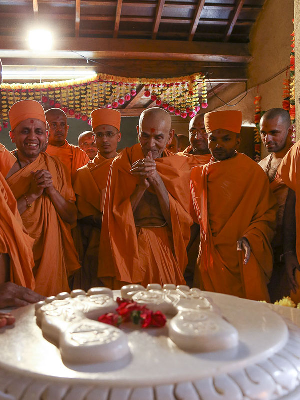 Param Pujya Mahant Swami engrossed in darshan