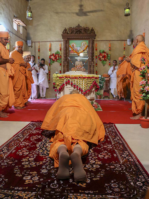 Param Pujya Mahant Swami performs dandvats at Brahmaswarup Yogiji Maharaj's birthplace