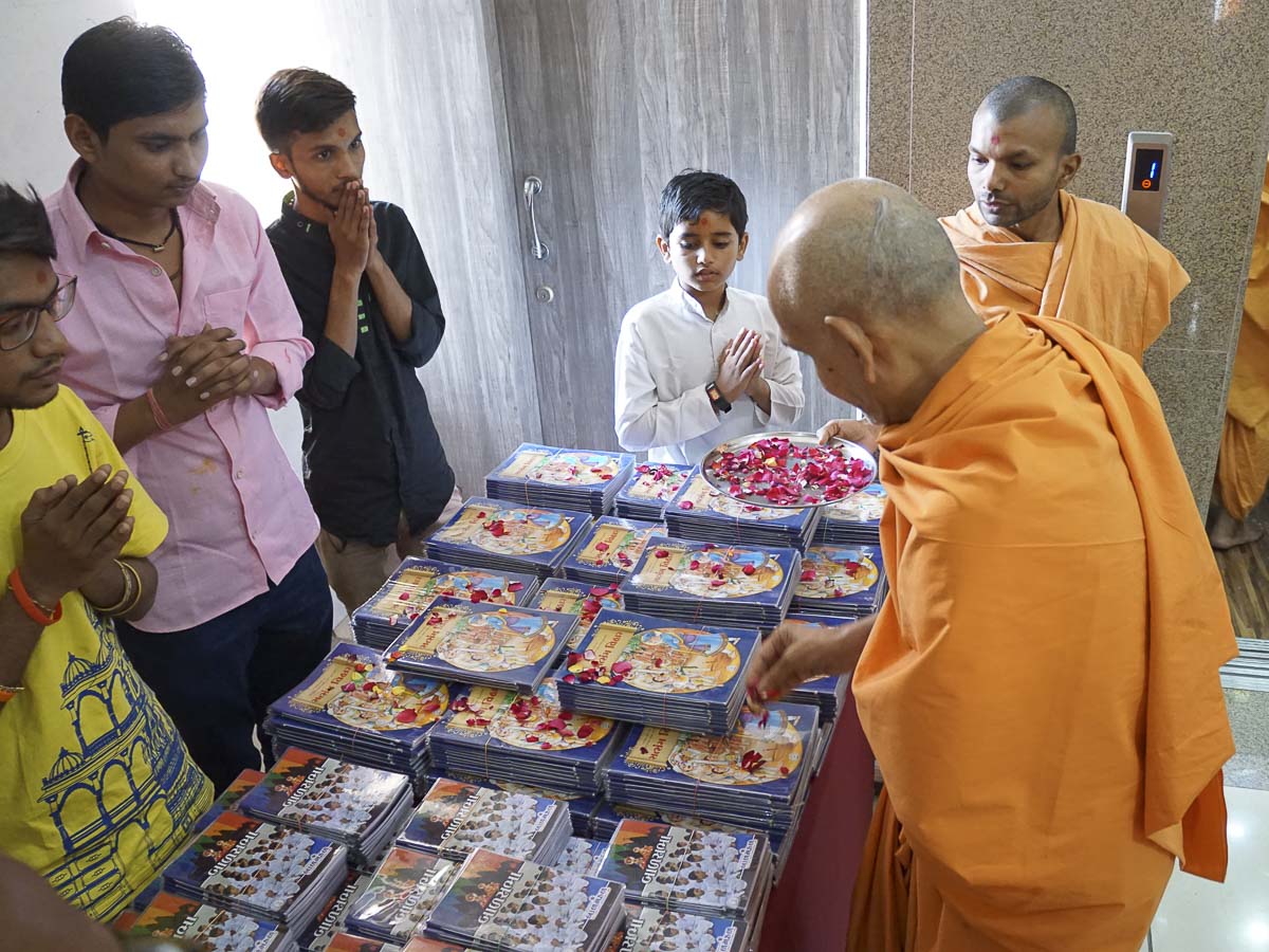 Param Pujya Mahant Swami sanctifies books