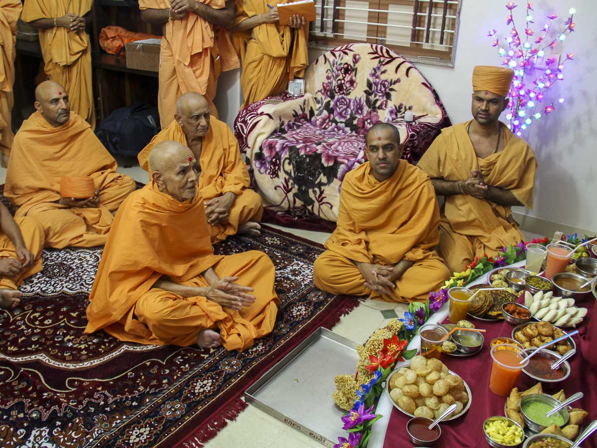 Param Pujya Mahant Swami engrossed in darshan of Shri Harikrishna Maharaj