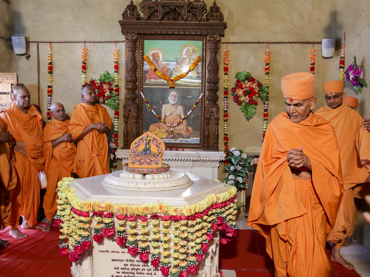 Param Pujya Mahant Swami performs pradakshina of Brahmaswarup Yogiji Maharaj's birthplace