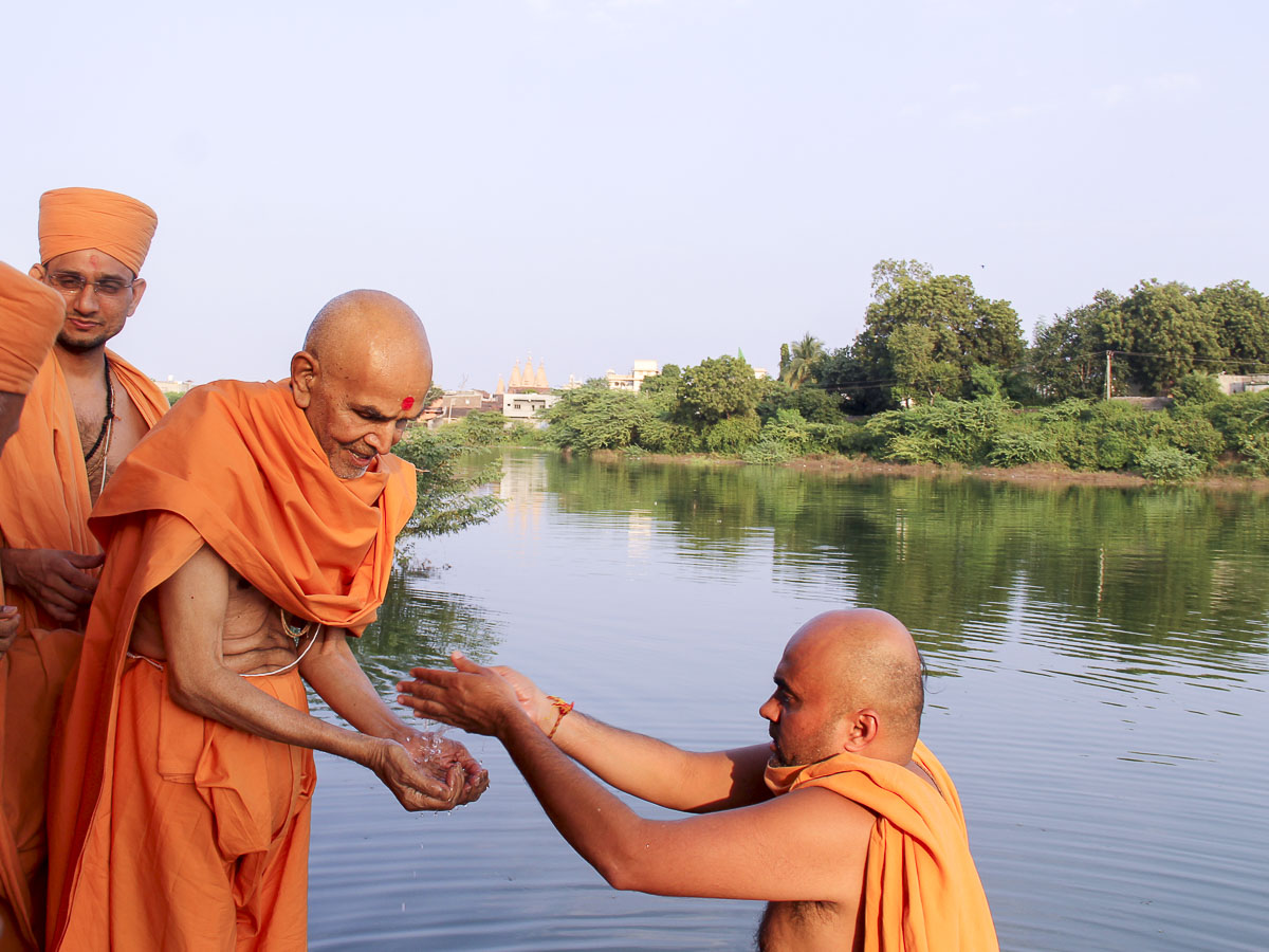 Param Pujya Mahant Swami receives the sanctfied water of river Shetrunji