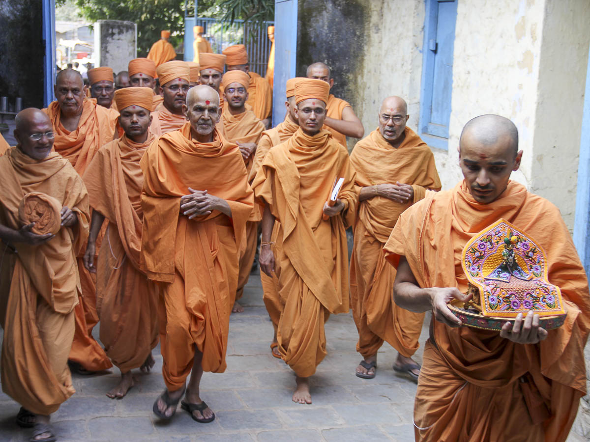 Param Pujya Mahant Swami and sadhus visit the school where Yogiji Maharaj studied
