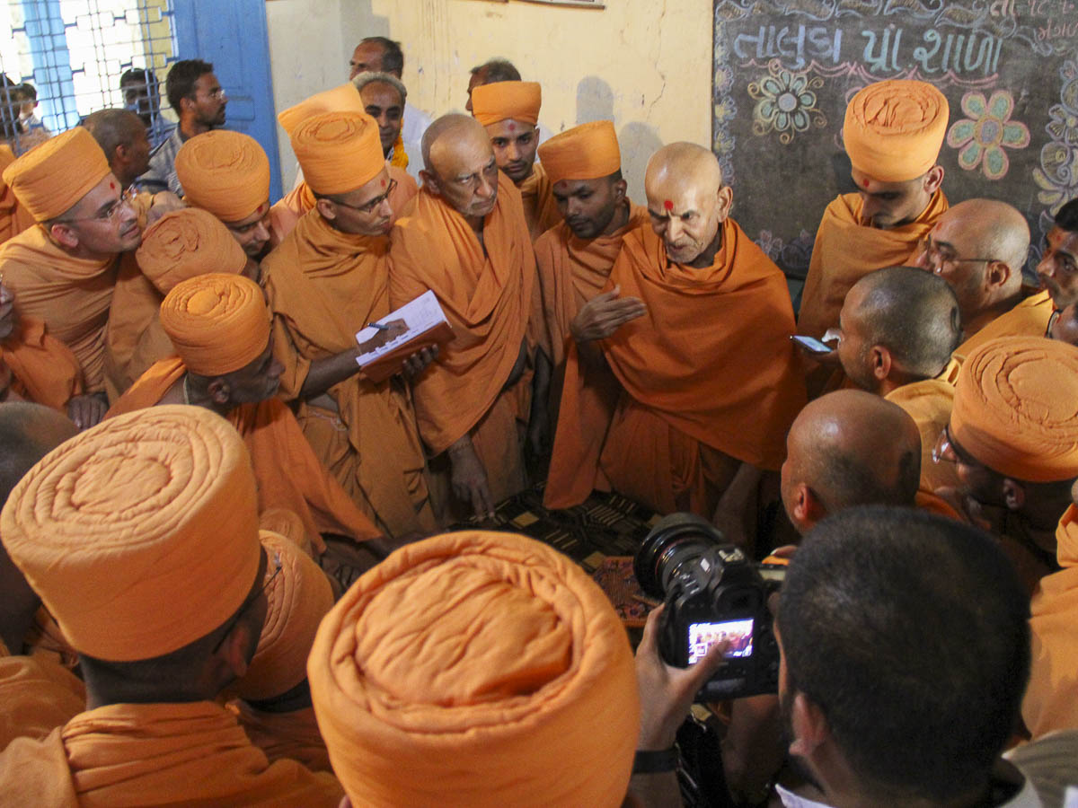 Param Pujya Mahant Swami and sadhus visit the school where Yogiji Maharaj studied