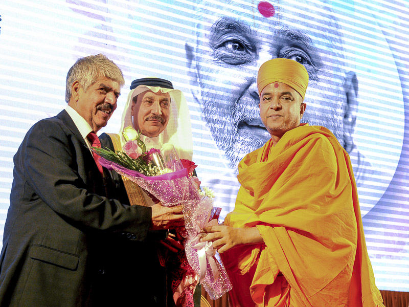 Brahmavihari Swami welcomes Dr. Mustafa Al Sayed
