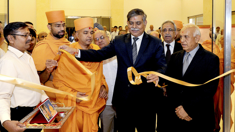 Indian Ambasador HE Alok Kumar Sinha inaugurates the exhibition on Pramukh Swami Maharaj