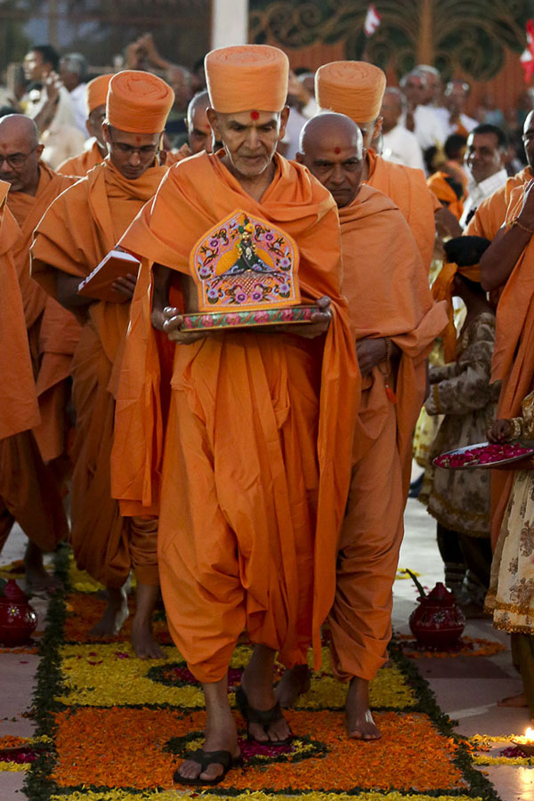 Param Pujya Mahant Swami with Shri Harikrishna Maharaj, 18 Oct 2016