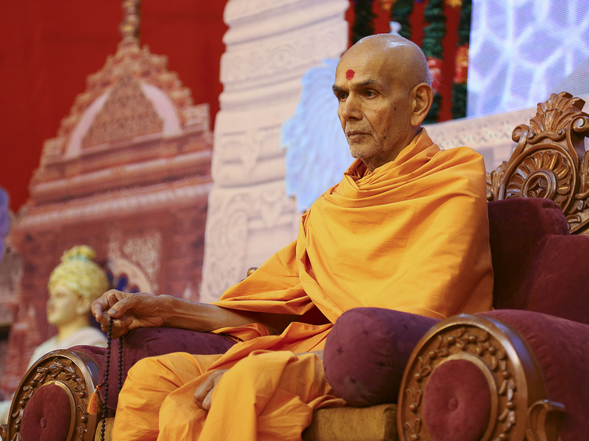 Param Pujya Mahant Swami doing mala, 18 Oct 2016