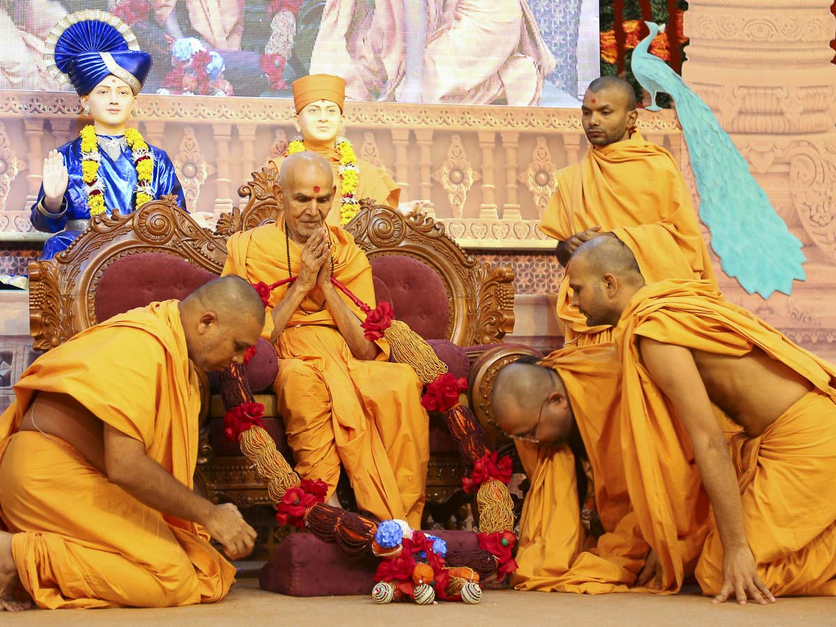 Sadhus honor Param Pujya Mahant Swami with a garland, 18 Oct 2016