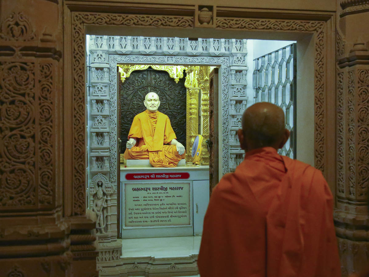 Param Pujya Mahant Swami engrossed in darshan of Brahmaswarup Shastriji Maharaj, 19 Oct 2016