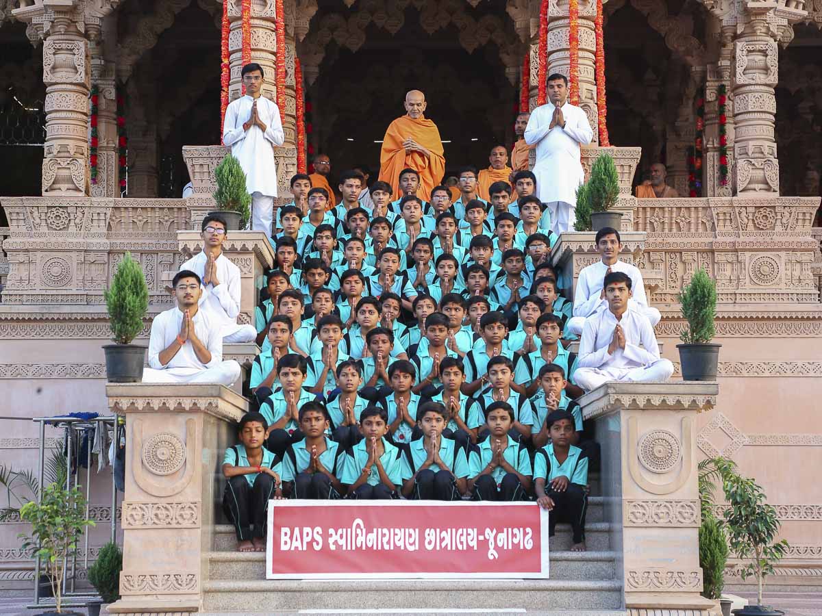 Students of BAPS Swaminarayan Chhatralaya, Junagadh, with Param Pujya Mahant Swami, 19 Oct 2016