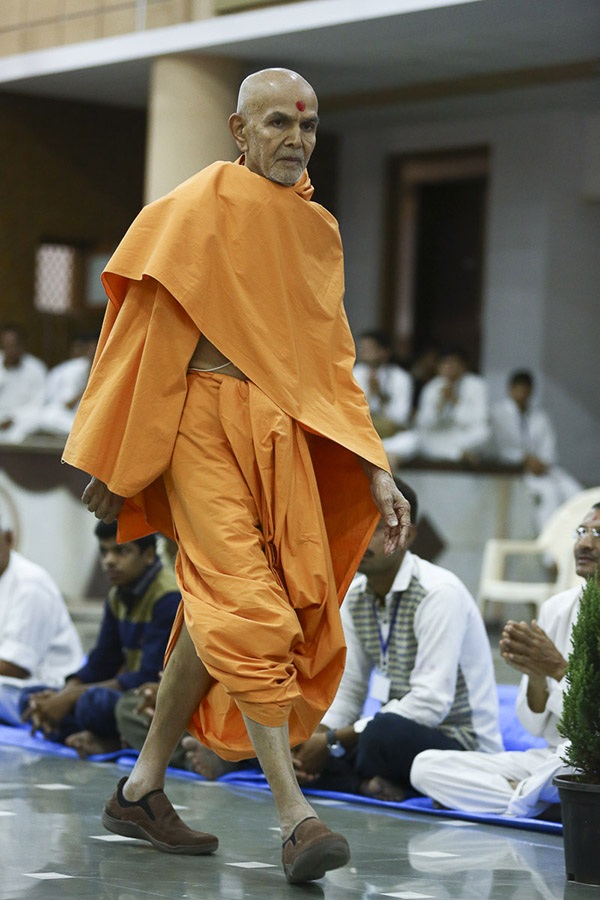 Param Pujya Mahant Swami during his evening walk, 19 Oct 2016