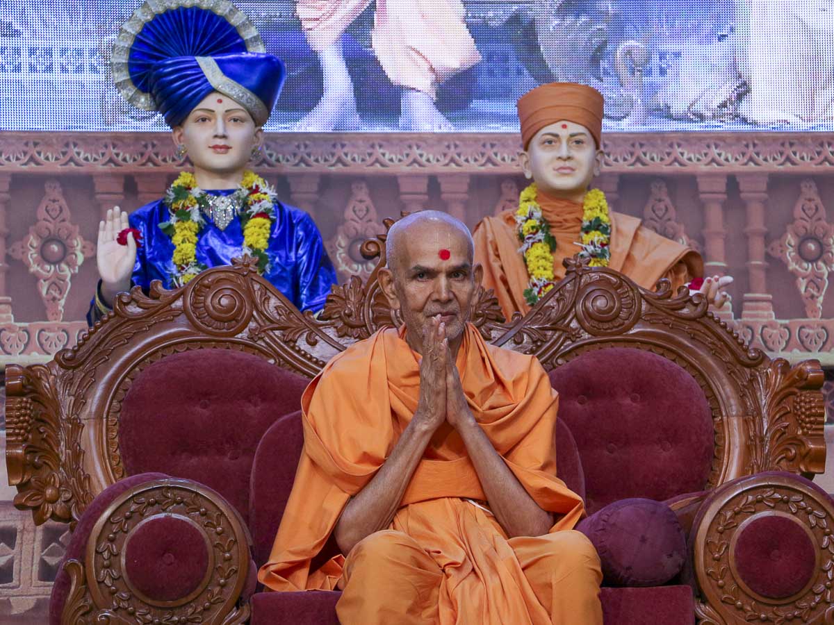 Param Pujya Mahant Swami greets devotees with 'Jai Swaminarayan', 19 Oct 2016