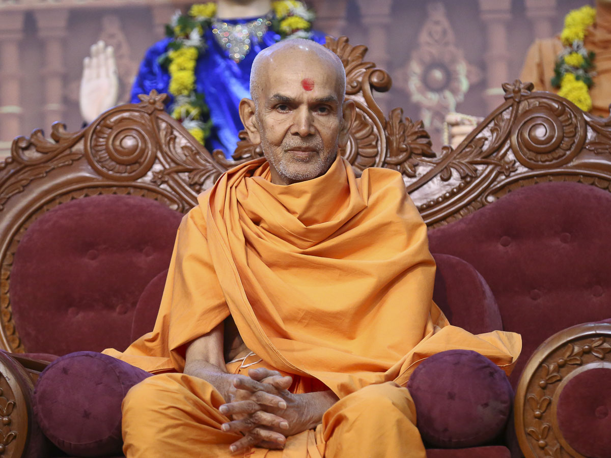Param Pujya Mahant Swami during the evening satsang assembly, 19 Oct 2016