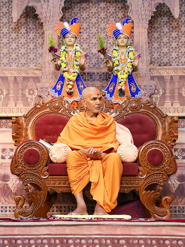 Param Pujya Mahant Swami during the evening assembly, 20 Oct 2016
