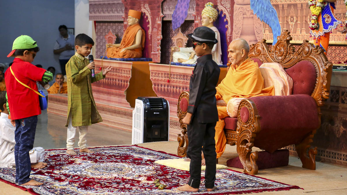 Param Pujya Mahant Swami interacts with children, 20 Oct 2016