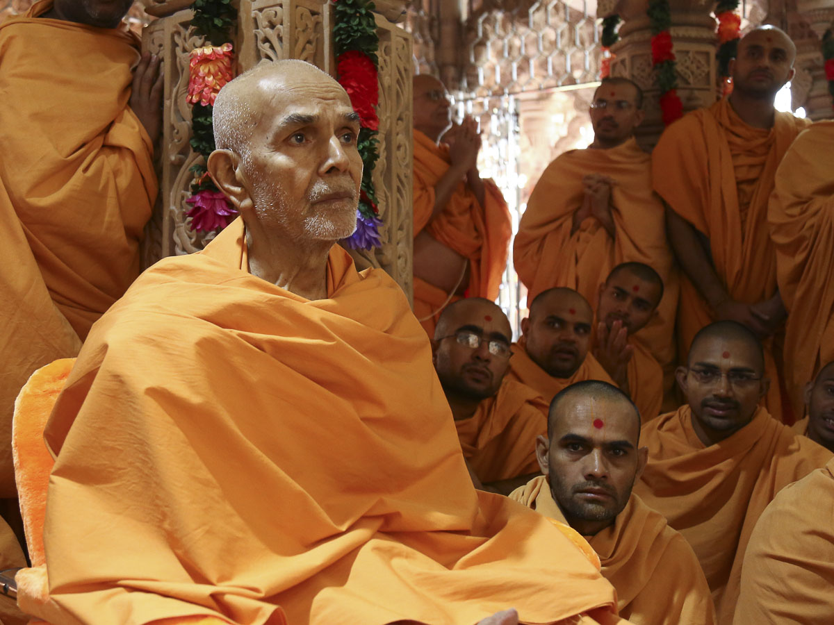 Param Pujya Mahant Swami engrossed in darshan of Thakorji, 21 Oct 2016