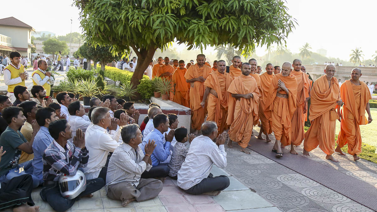 Devotees doing darshan of Param Pujya Mahant Swami, 21 Oct 2016