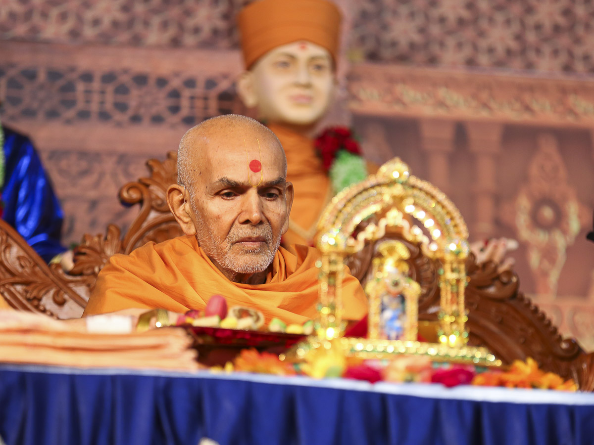 Param Pujya Mahant Swami offers thal to Thakorji, 21 Oct 2016
