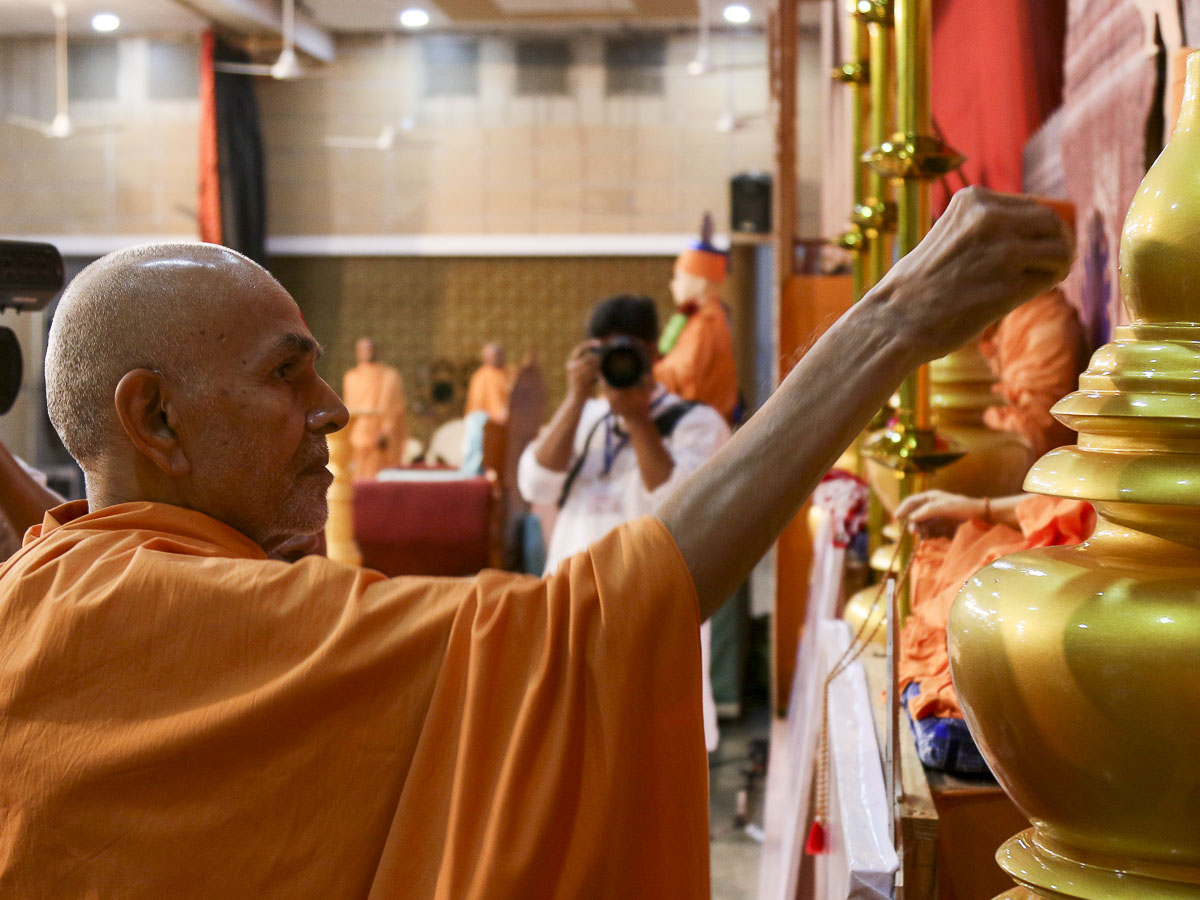 Param Pujya Mahant Swami performs pujan of kalashes for Dhoraji Mandir, 21 Oct 2016