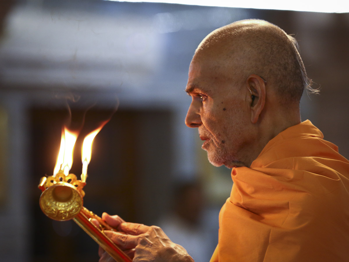 Param Pujya Mahant Swami performs arti, 22 Oct 2016