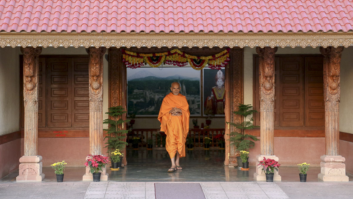 Param Pujya Mahant Swami during his morning walk, 22 Oct 2016