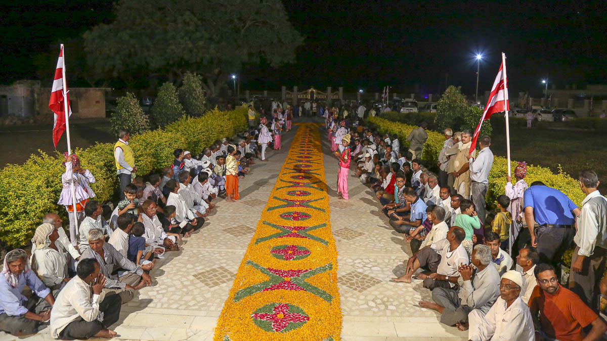 Devotees eagerly wait to welcome HH Mahant Swami Maharaj, 22 Oct 2016