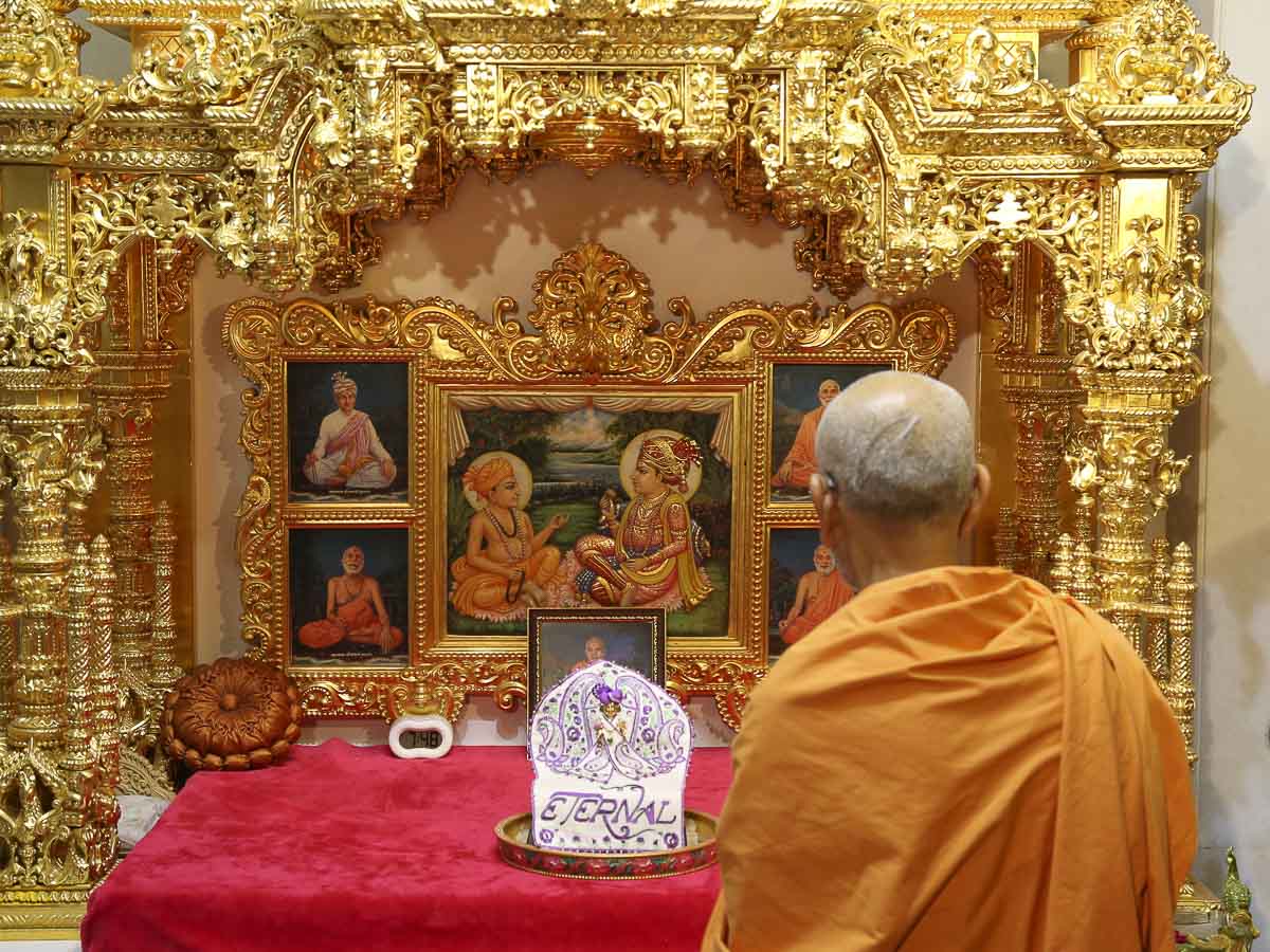 Param Pujya Mahant Swami engrossed in darshan of Thakorji, 22 Oct 2016