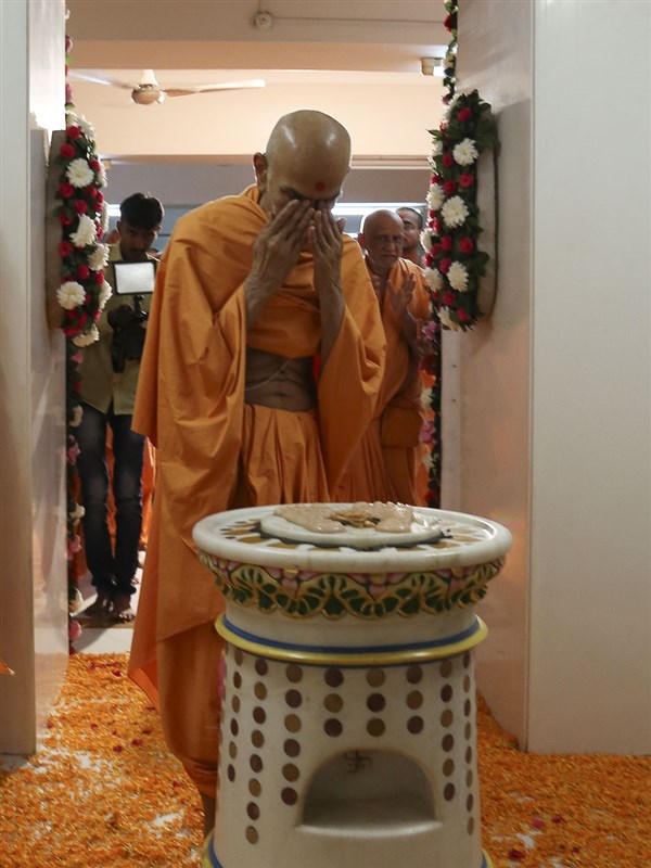 Param Pujya Mahant Swami engrossed in darshan at Aksharbrahman Gunatitanand Swami's birthplace, 22 Oct 2016