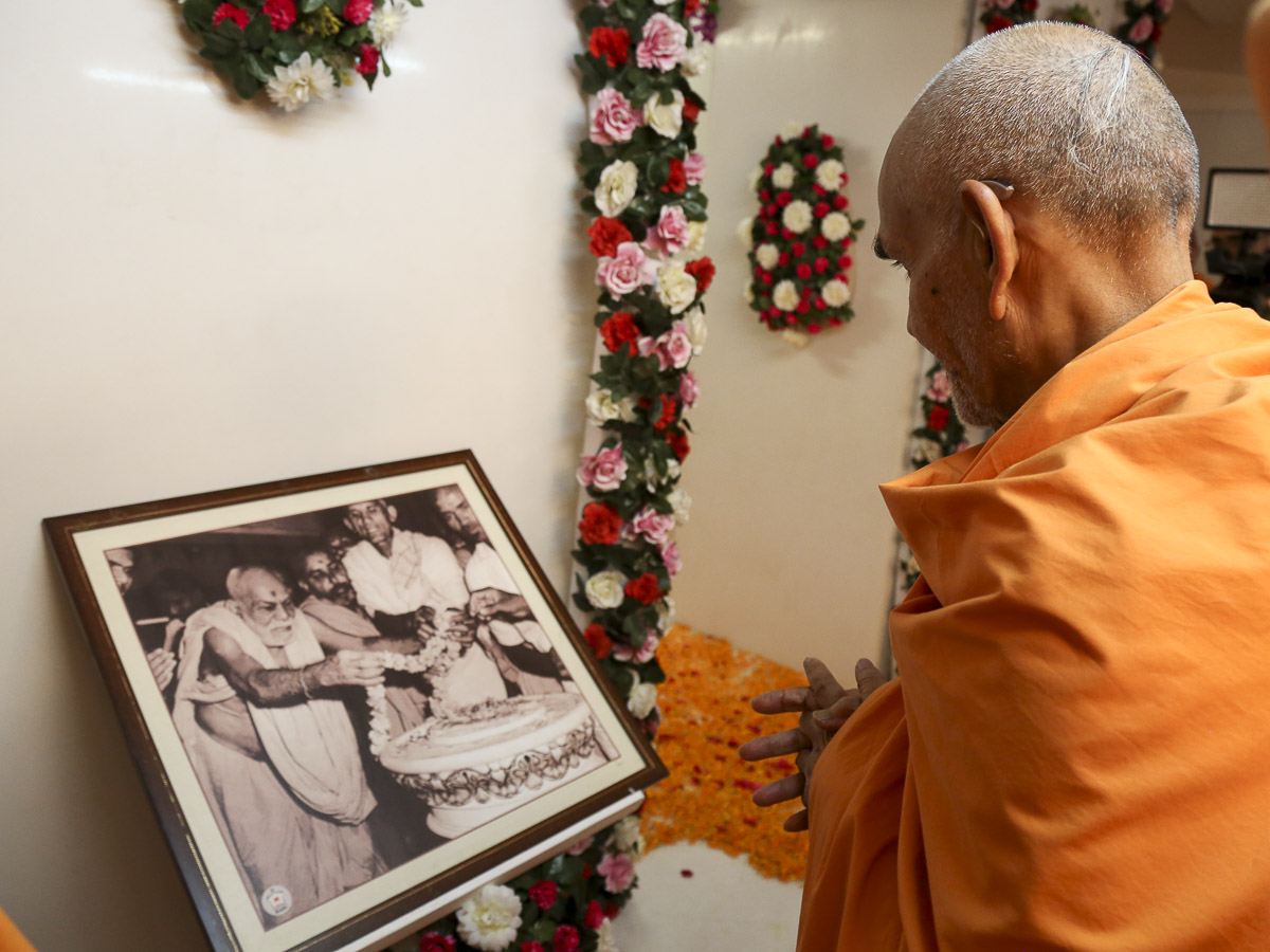 Param Pujya Mahant Swami observes a photo of Yogiji Maharaj, 22 Oct 2016
