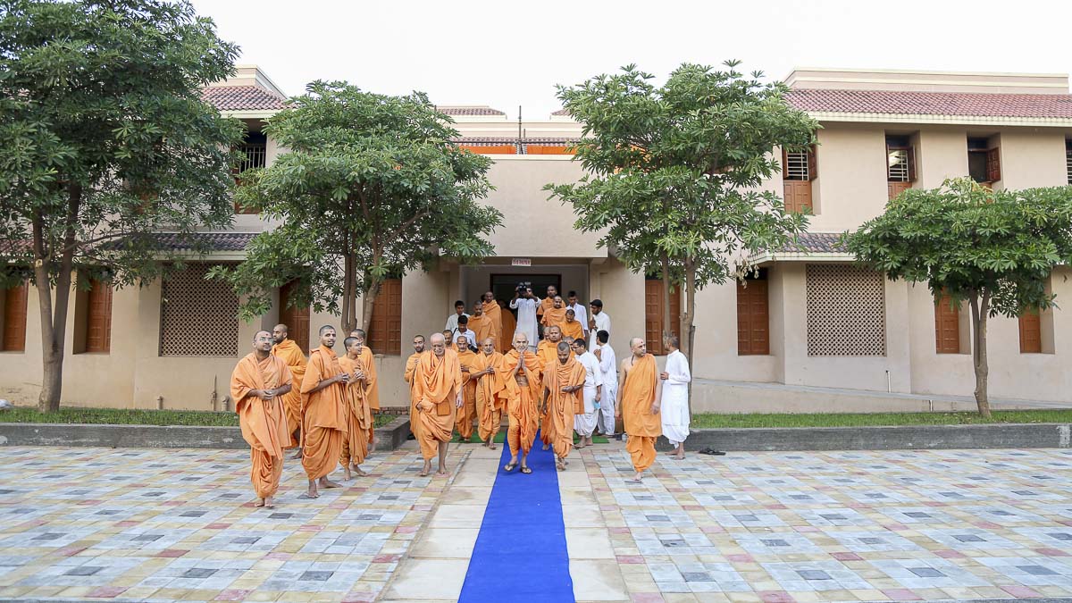 Param Pujya Mahant Swami on his way for Thakorji's darshan, 23 Oct 2016