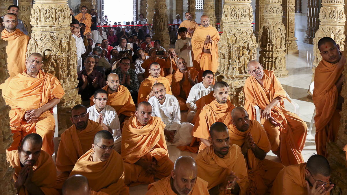 Sadhus and devotees engrossed in darshan, 23 Oct 2016