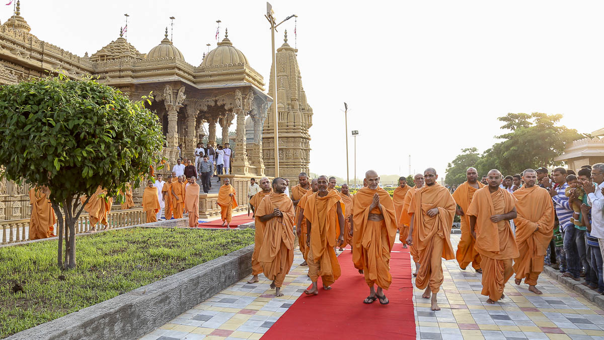 Param Pujya Mahant Swami greets devotees with 'Jai Swaminarayan', 23 Oct 2016