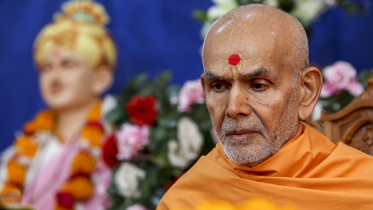 Param Pujya Mahant Swami performs his morning puja, 23 Oct 2016