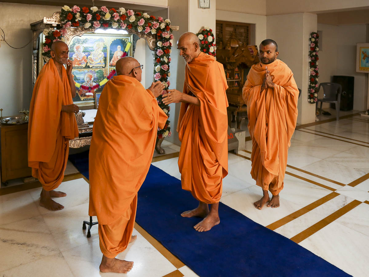 Param Pujya Mahant Swami blesses a sadhu, 23 Oct 2016