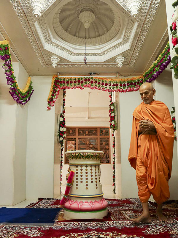 Param Pujya Mahant Swami performs pradakshina at Aksharbrahman Gunatitanand Swami's birthplace, 23 Oct 2016