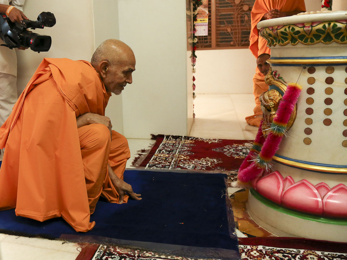 Param Pujya Mahant Swami engrossed in darshan at Aksharbrahman Gunatitanand Swami's birthplace, 23 Oct 2016
