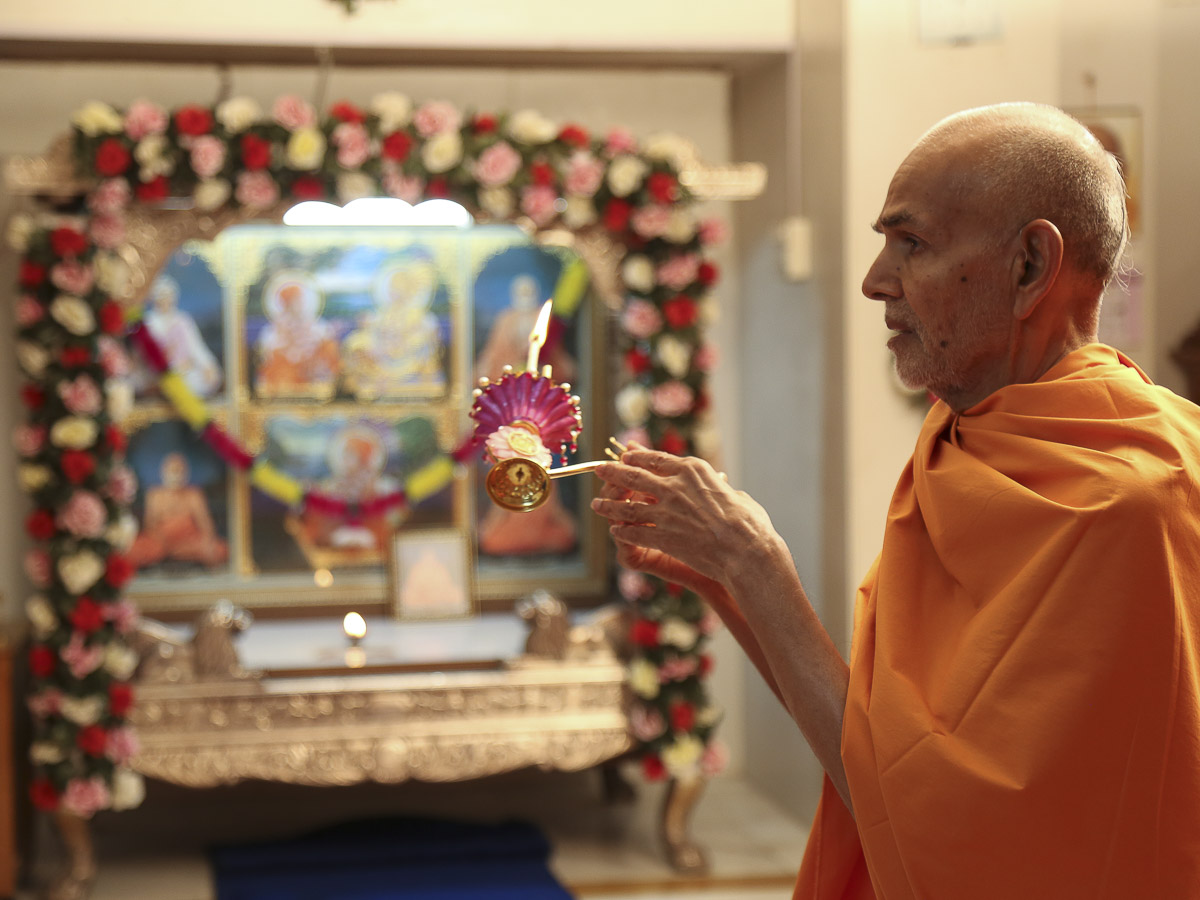 Param Pujya Mahant Swami performs arti, 23 Oct 2016