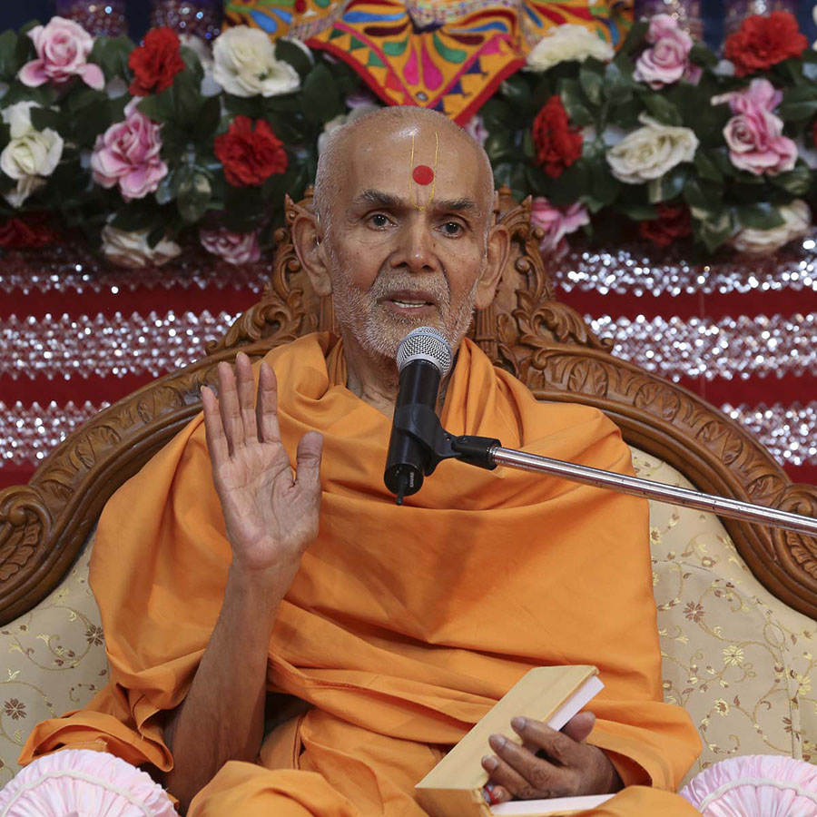 Param Pujya Mahant Swami blesses the morning satsang assembly, 23 Oct 2016