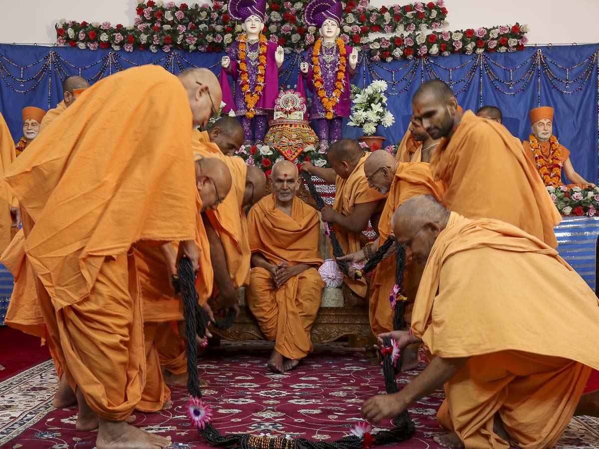 Sadhus honor Param Pujya Mahant Swami with a garland, 23 Oct 2016