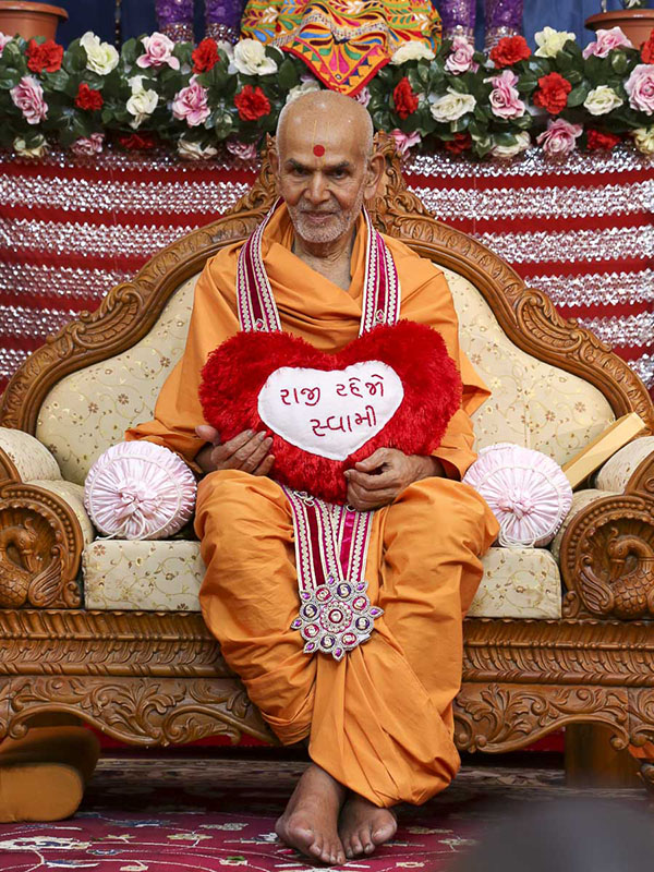 Param Pujya Mahant Swami honored with a garland, 23 Oct 2016