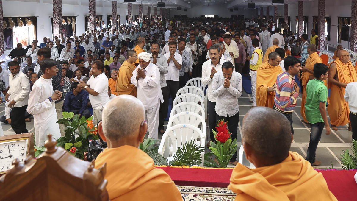 Devotees doing darshan of Param Pujya Mahant Swami, 23 Oct 2016